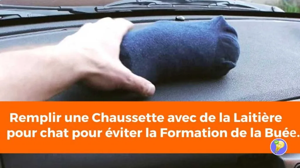 Une chaussette remplie avec de la litière pour chat pour éviter la formation du buée sur les vitres  