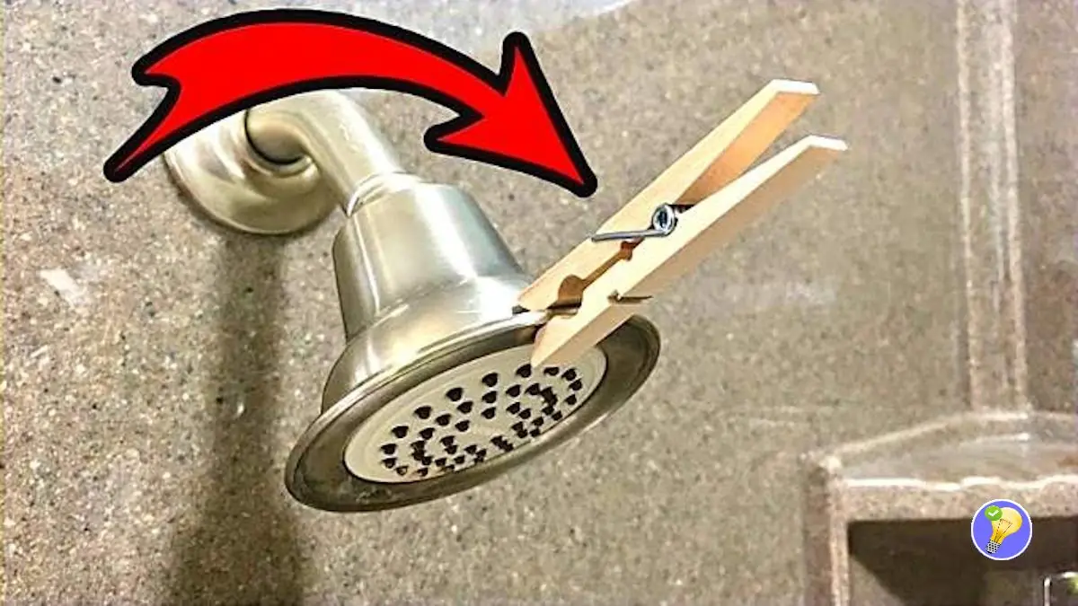Pourquoi Accrocher une Pince à Linge au Pommeau de Douche?