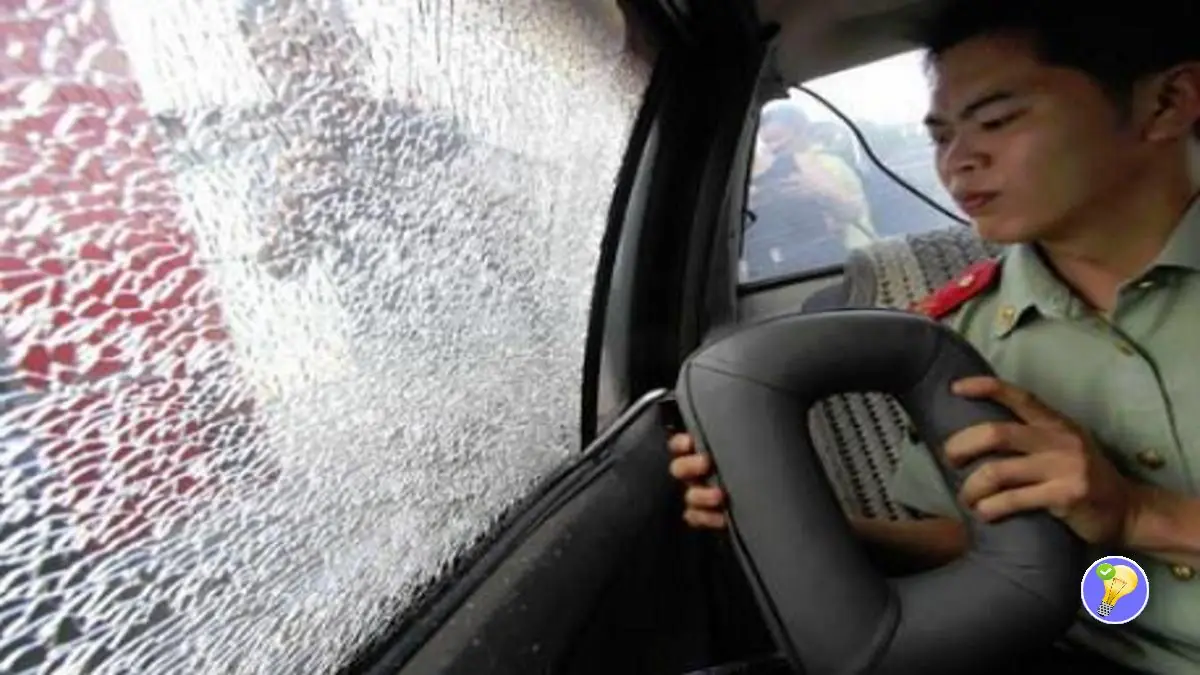 Casser une Vitre de Voiture en Cas d'Urgence une Astuce