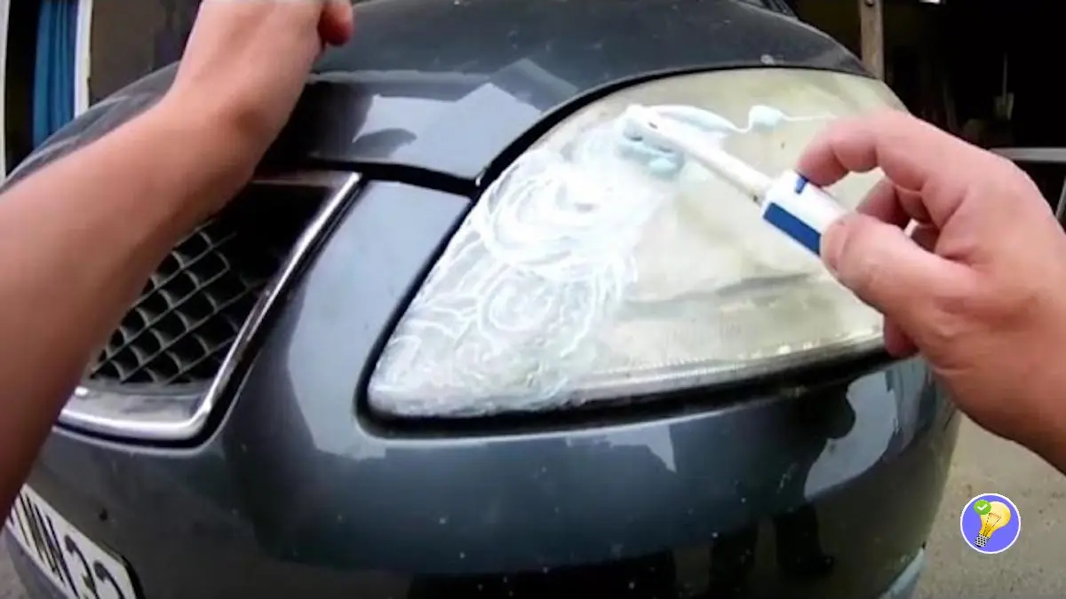 Astuce pour nettoyer les phares de votre voiture avec le dentifrice 