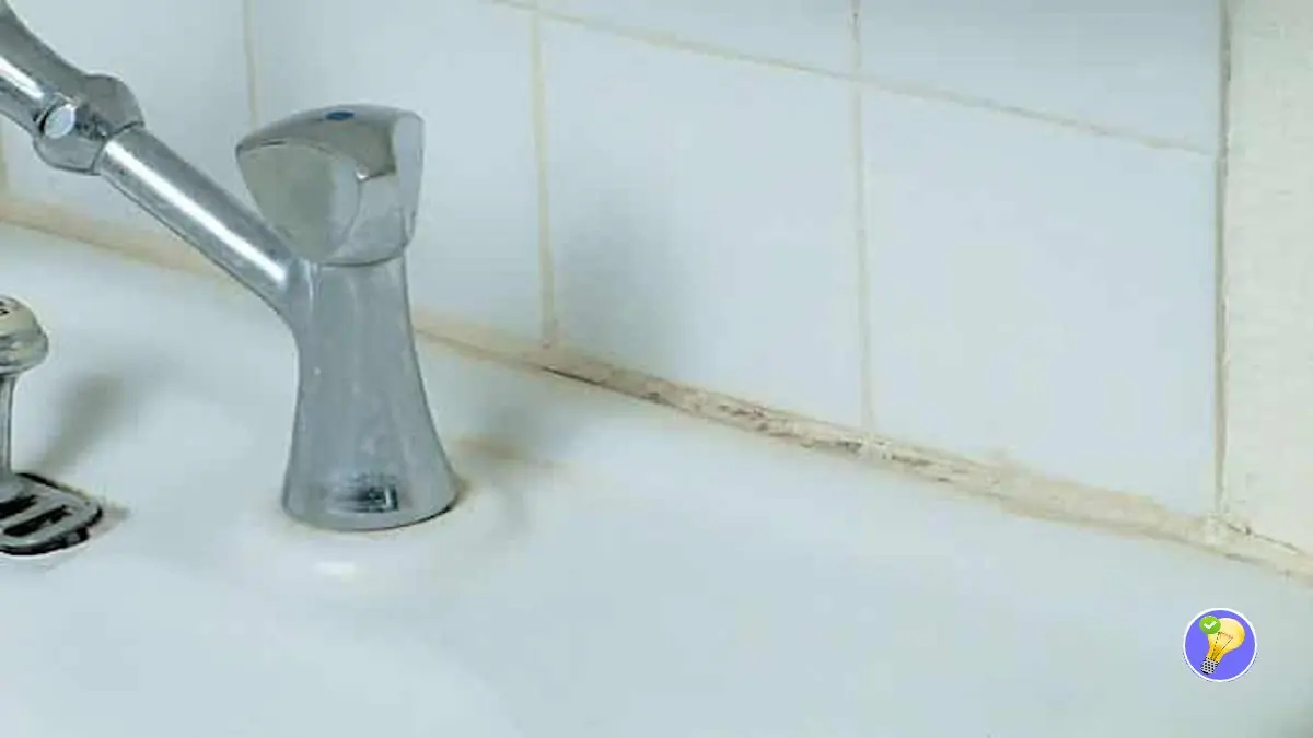 Tipp zum Reinigen von Silikonfugen von Fliesen