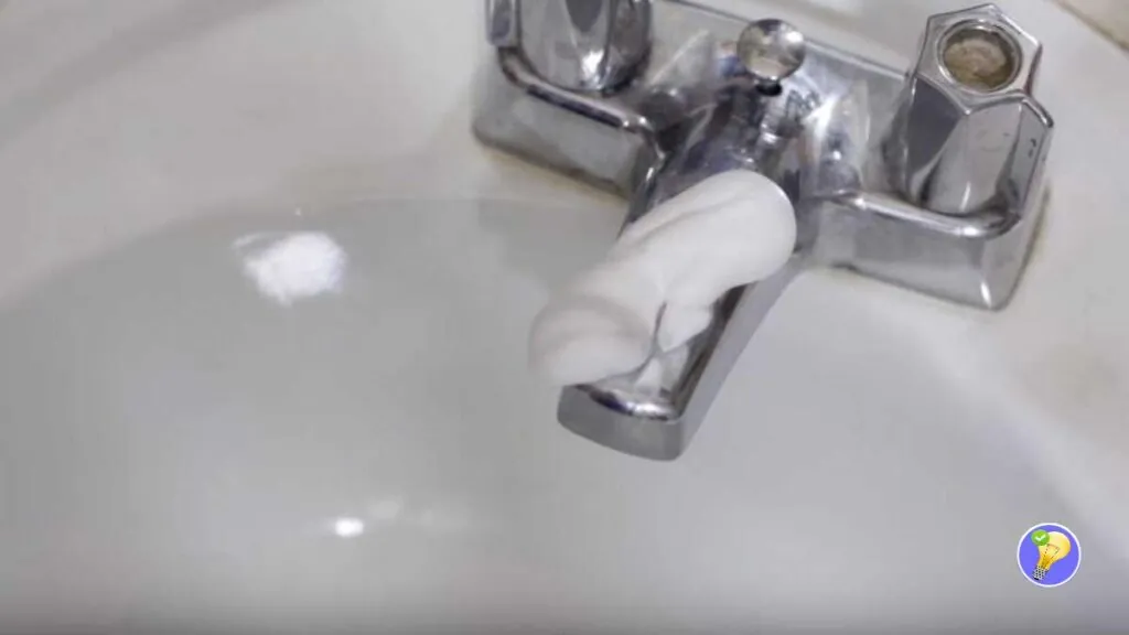 Nettoyer ses robinets en inox avec de la crème à raser