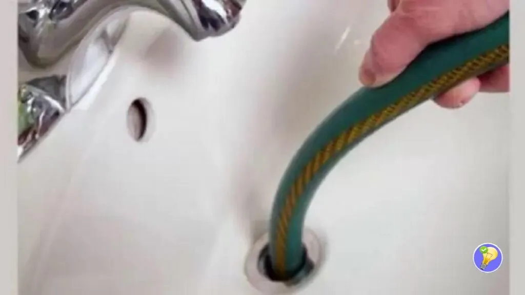 Choisissez un tuyau d'arrosage pour déboucher un évier